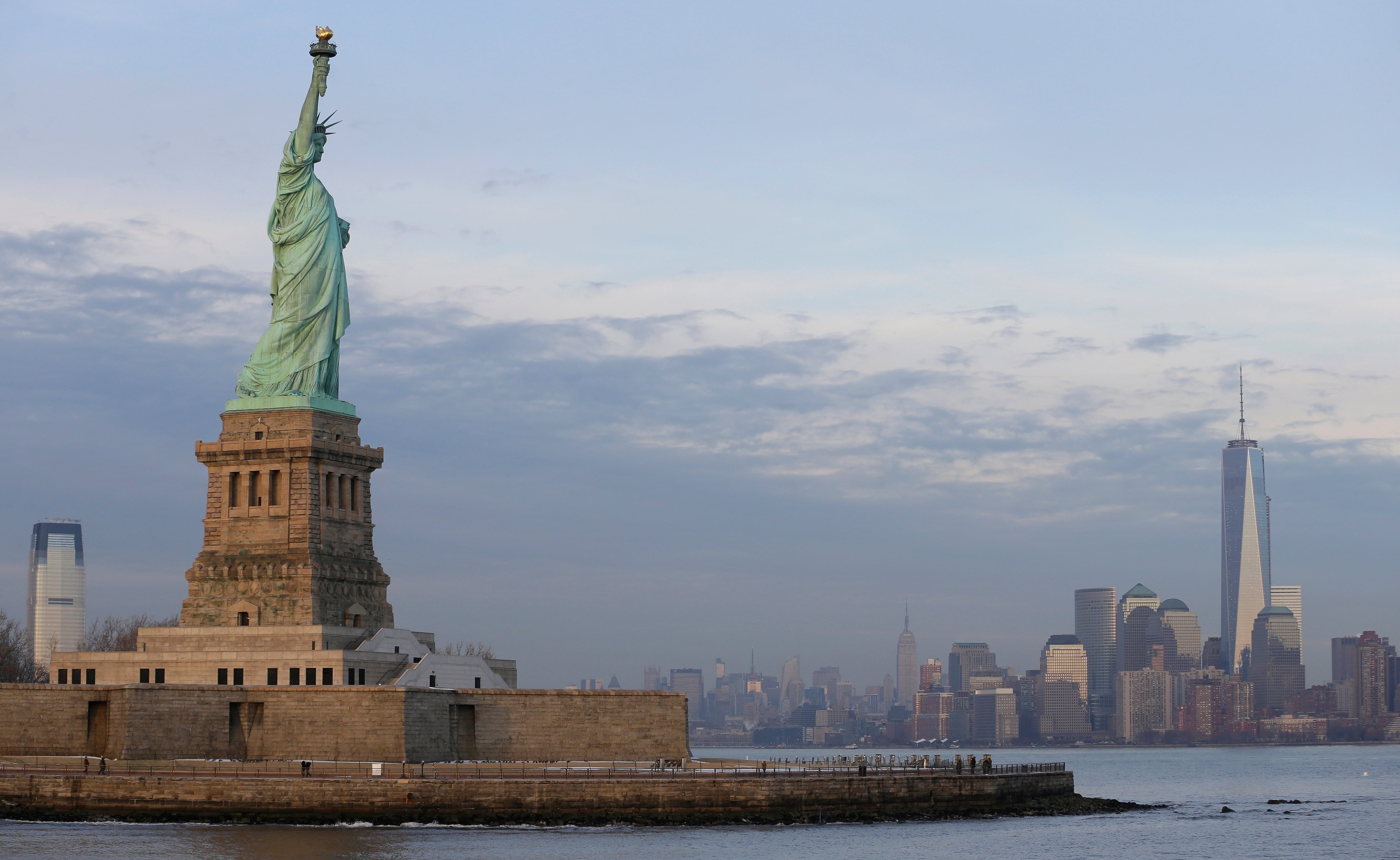 Volcó una lancha frente a la Estatua de la Libertad en Nueva York: murieron una mujer y una bebé