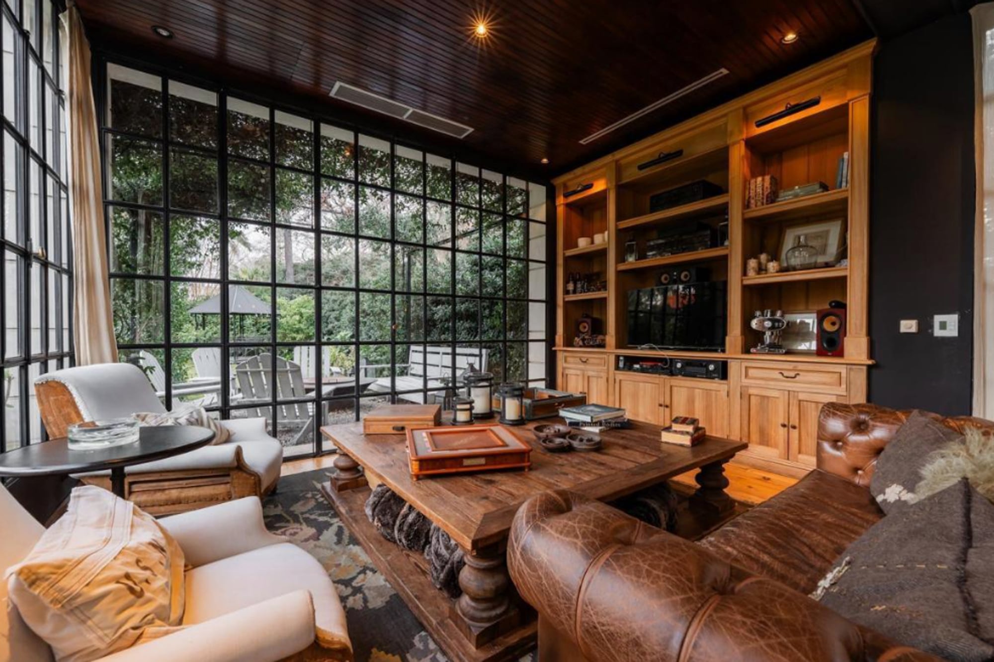 El living y playroom se encuentran en la plata baja
