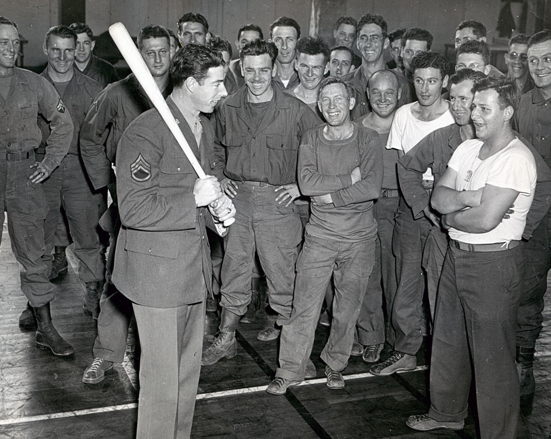 Joe DiMaggio, con uniforme, en tiempos de la Segunda Guerra Mundial