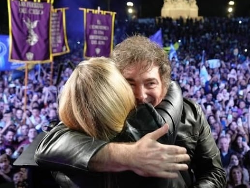 Milei y su hermana, en el acto de cierre de campaña de Adorni