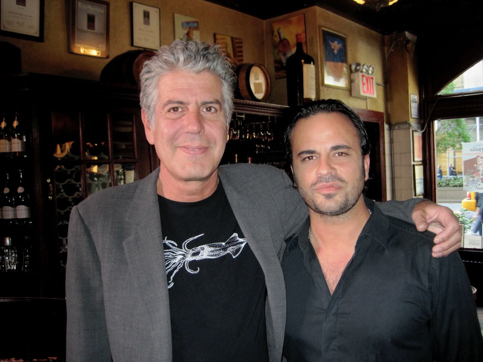 Trabajó con Bourdain y abrió una hamburguesería clásica de Palermo: “Comer carne seca no tiene vuelta atrás” 7 Pierre Chacra con Anthony Bourdain en la brasserie Les Halles, Nueva York