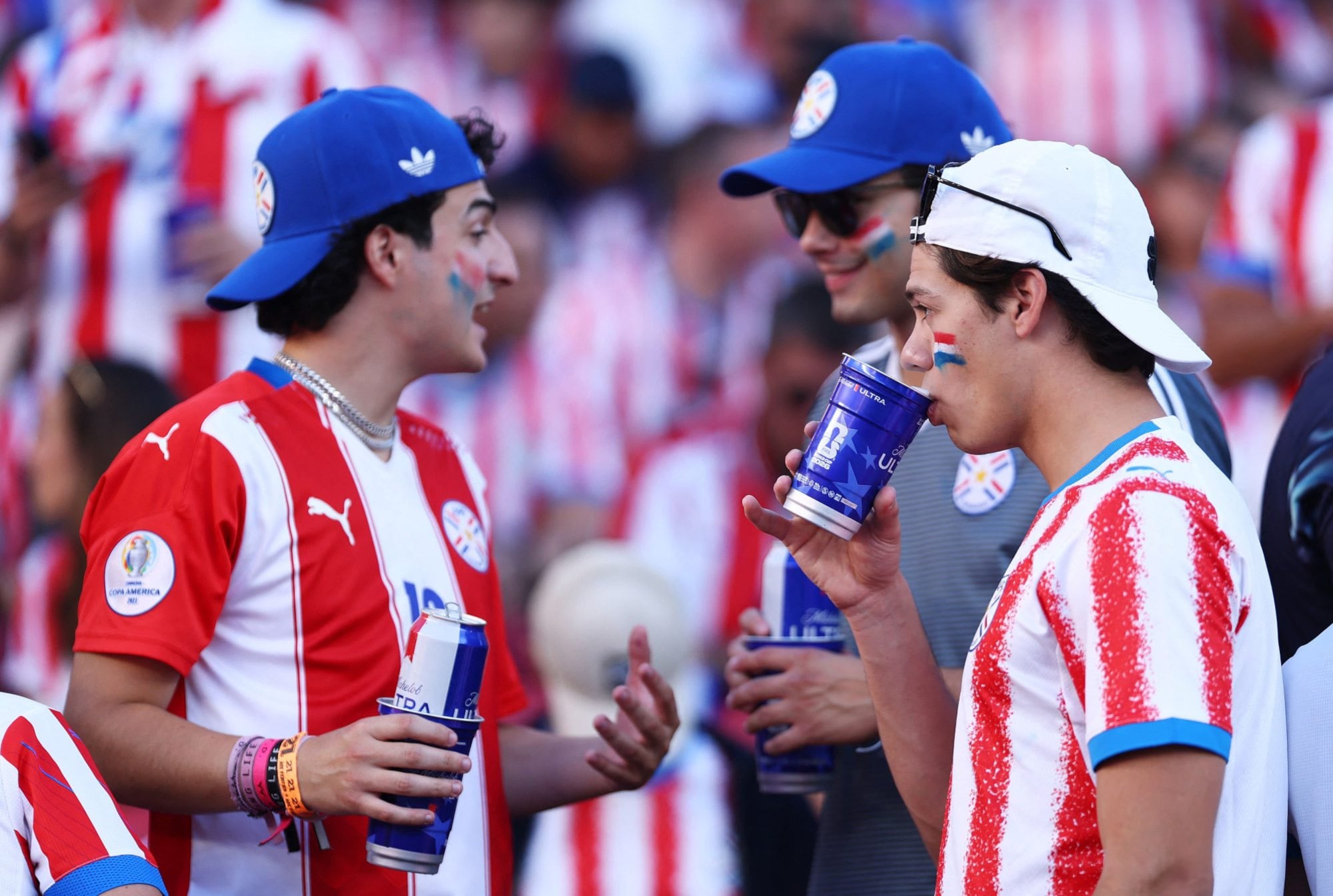 Hinchas paraguayos toman cerveza a la espera del partido