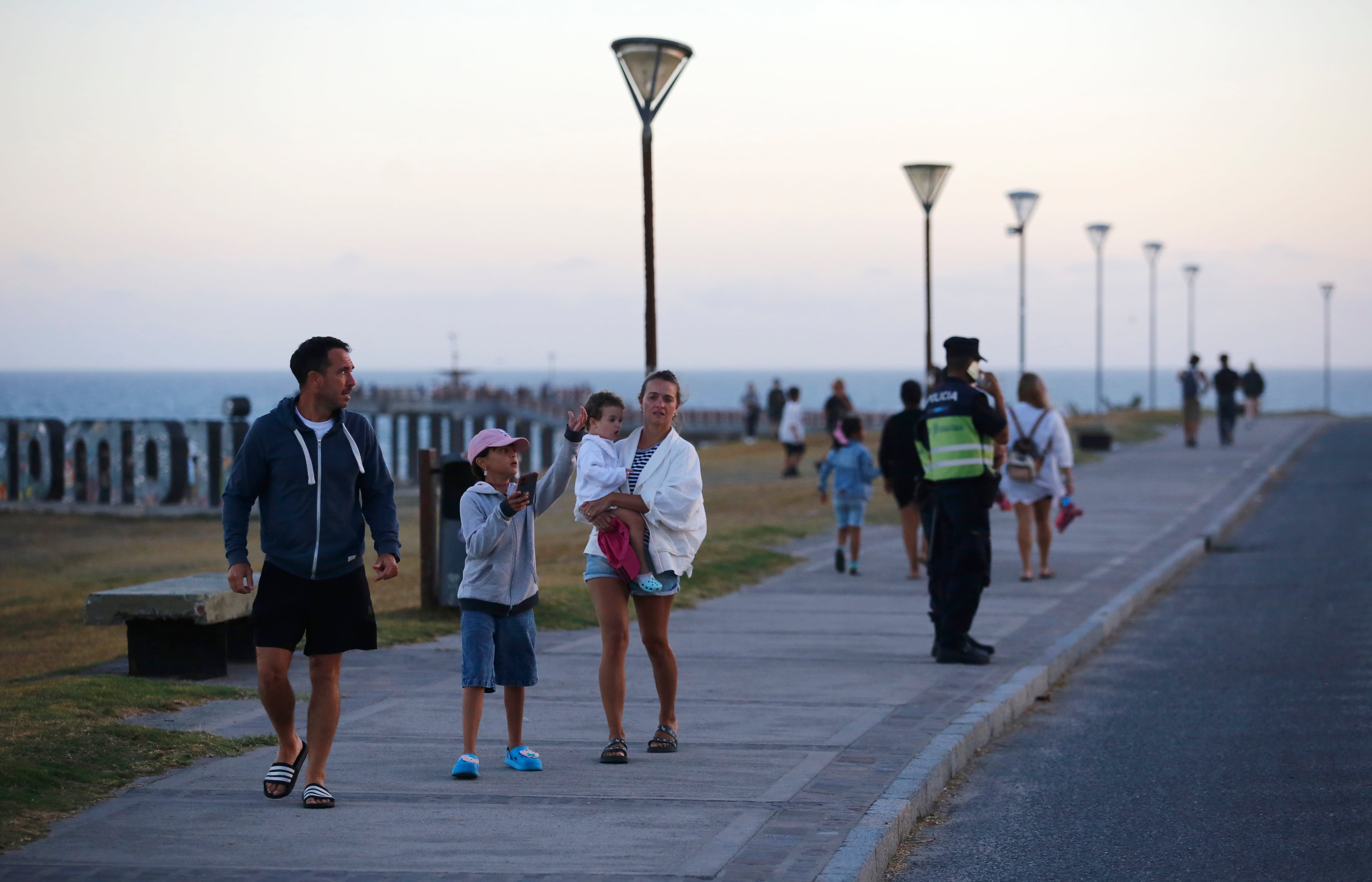 Presencia policial en el paseo costero, en el marco del operativo dispuesto tras el ataque