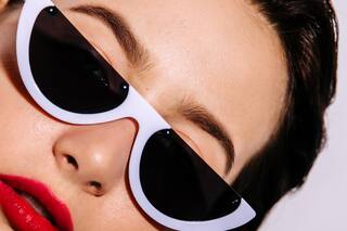 ¿Moda inútil? Ahora se usan los anteojos de sol que apenas cubren los ojos