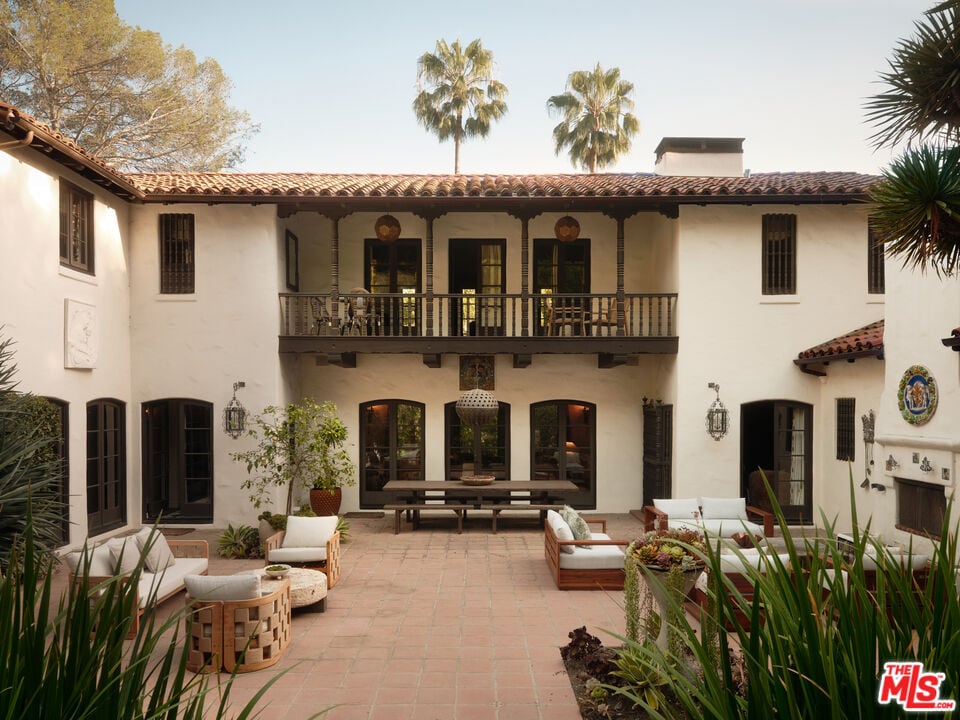Esta emblemática residencia de estilo Spanish Colonial Revival, construida en 1922 y diseñada por el arquitecto Stiles O. Clements, había pertenecido a lo largo de los años a diversas celebridades y personalidades famosas
