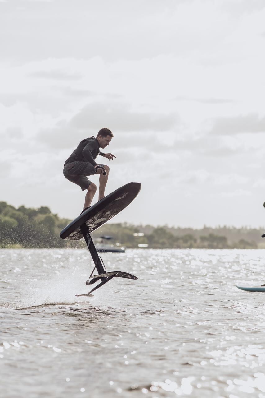 “Se abre otra dimensión en el río”: cómo es el deporte que permite navegar sin depender de olas ni viento ni lancha