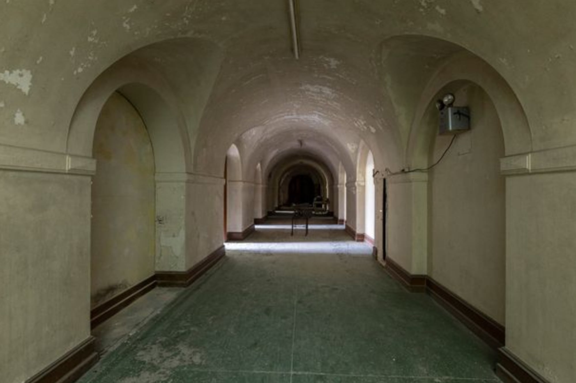 El pasillo del sótano que conduce a las habitaciones utilizadas por McIntire para los seminarios de su escuela religiosa