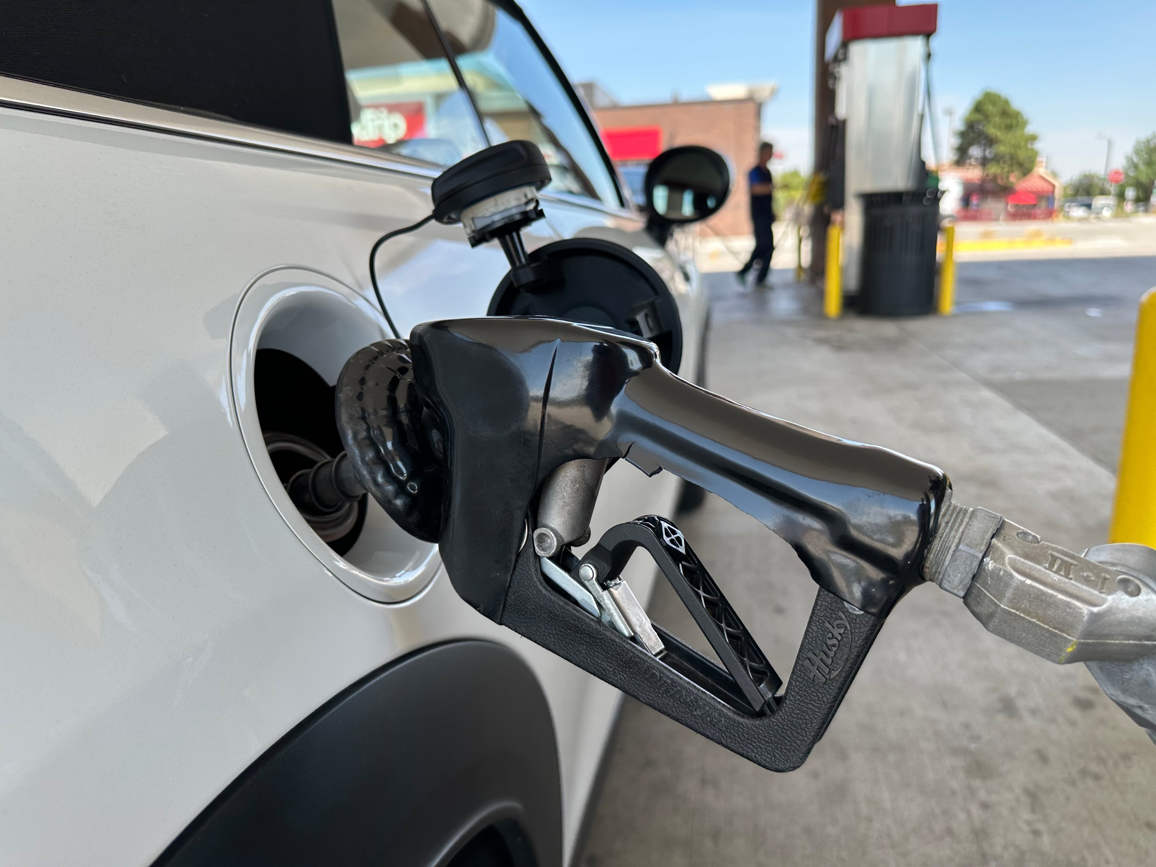 El Gobierno postergó hasta octubre la suba de los impuestos a los combustibles
