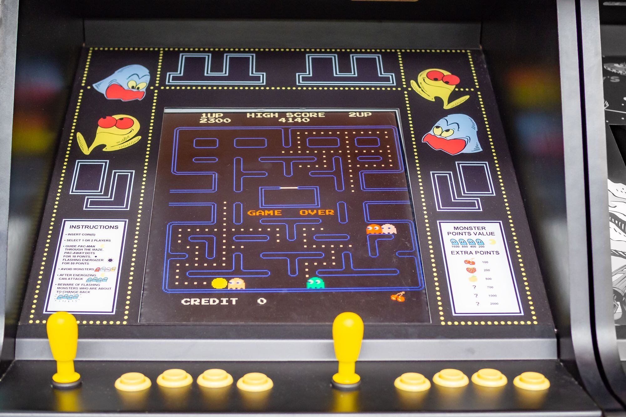 Una arcade original de Pac-Man para jugar en un salón de fichines, en el Museo de Ciencia y Tecnología de Catalunia