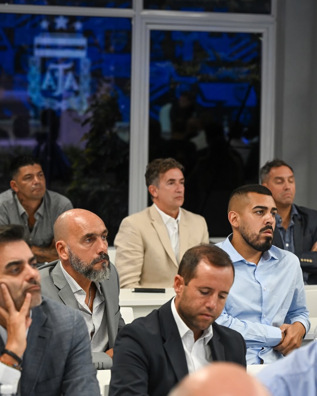 Con camisa celeste, Iván Tapia, representante de Barracas Central e hijo del presidente de la AFA; detrás, de saco beige, Federico Beligoy, responsable del arbitraje, acompañado por Fernando Rapallini (a su izquierda)