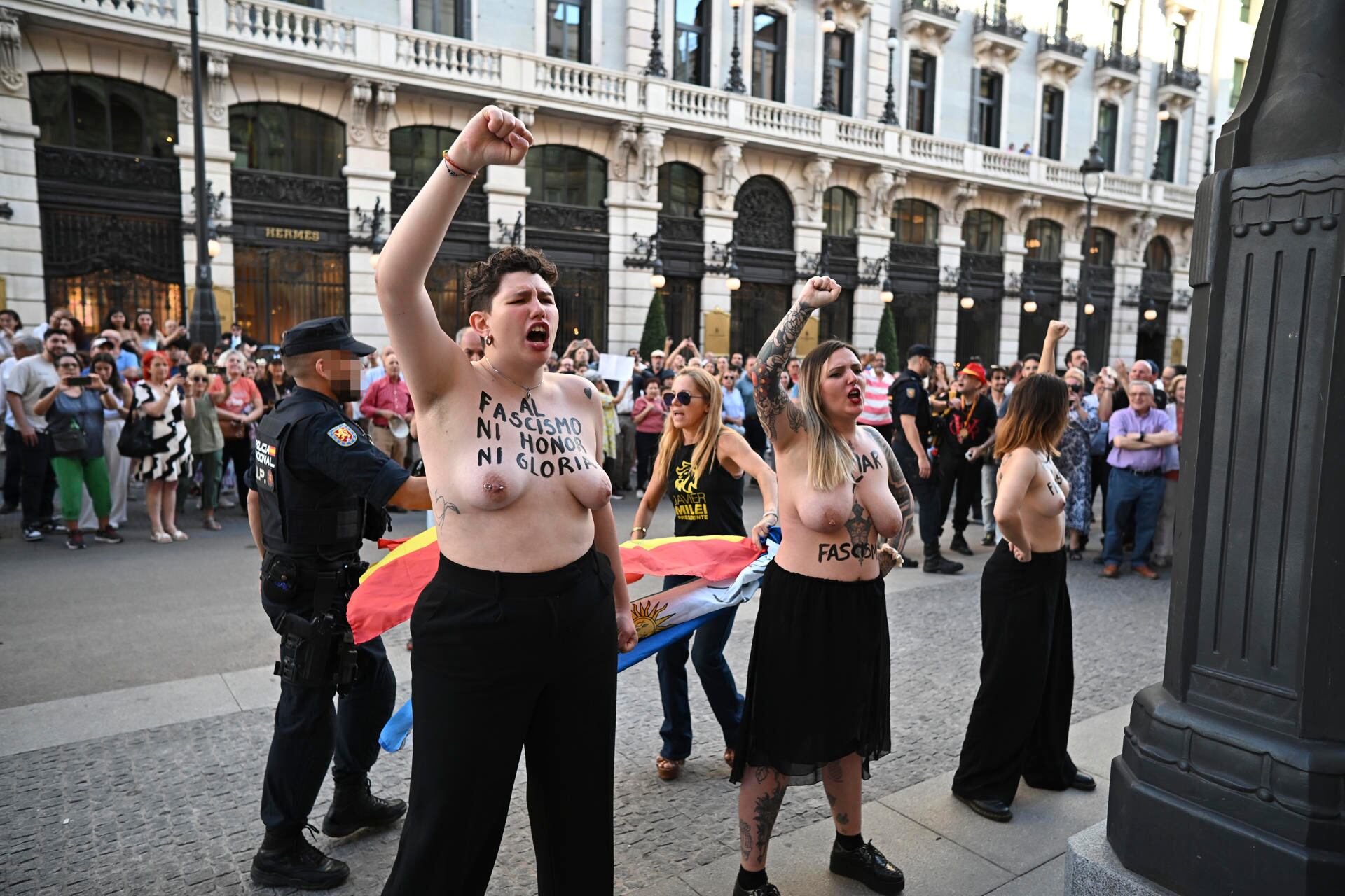 Activistas del movimiento FEMEN durante la protesta que han convocado este viernes en los exteriores del Casino de Madrid donde el presidente de Argentina, Javier Milei, recibe el Premio Juan de Mariana 2024