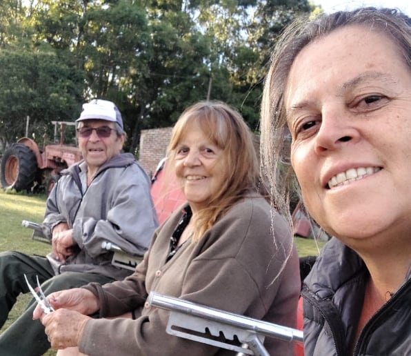 Galli junto a sus padres en el campo familiar
