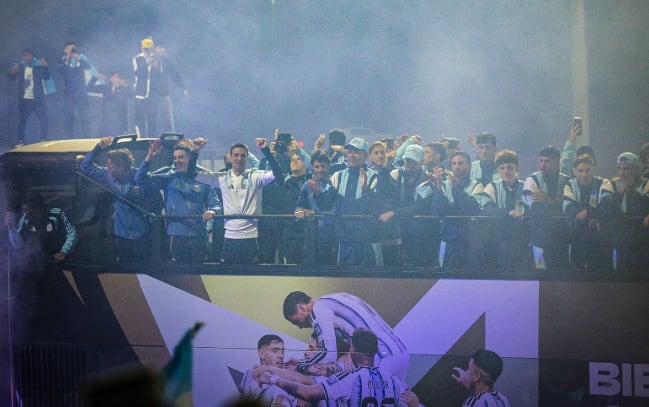 La unión de los hinchas y la selección, un amor que supera los resultados; la lluvia y la baja temperatura no desanimó a los hinchas que recibieron a la selección
