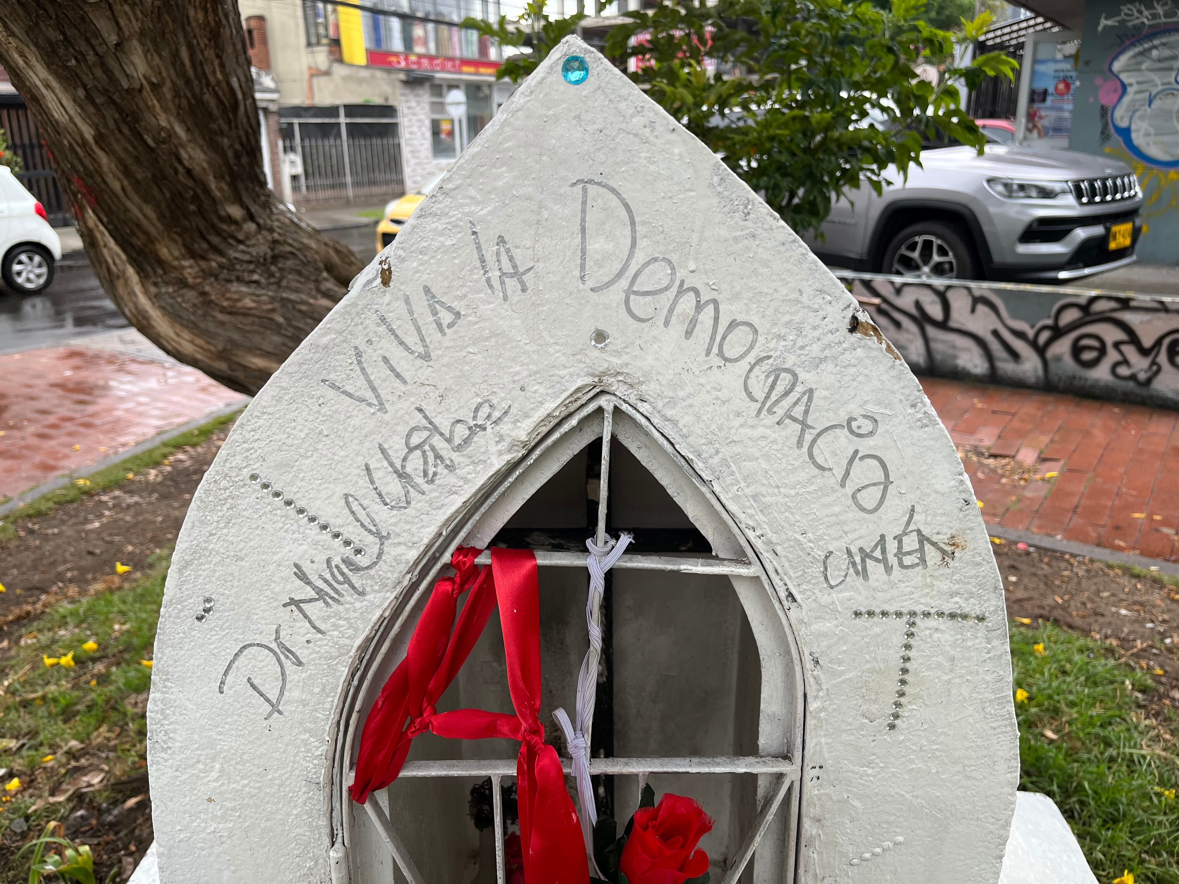 Altar de Miguel Uribe Turbay, Parque