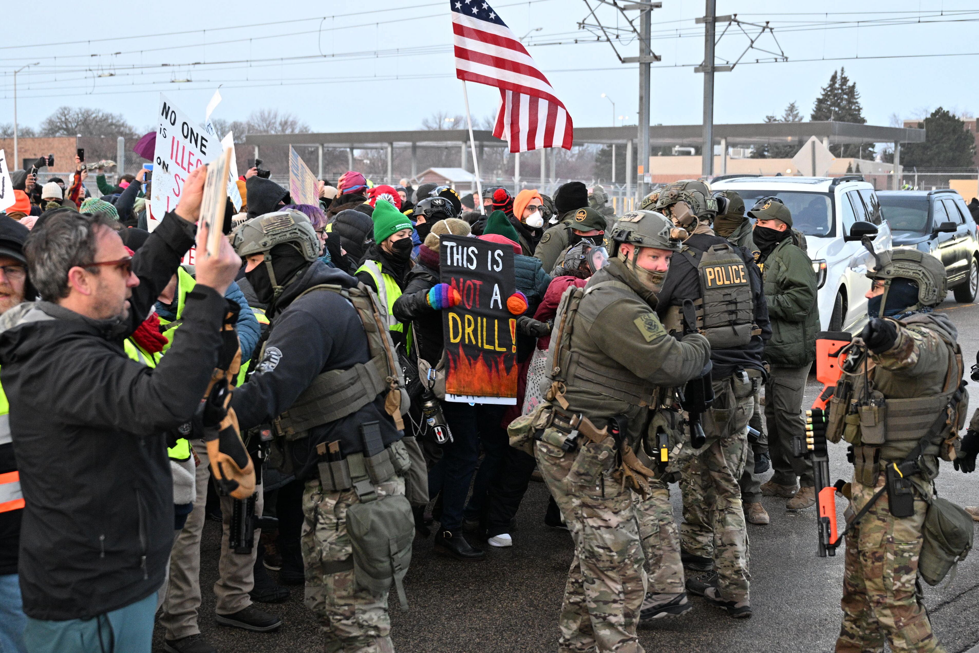 Manifestantes se enfrentan a agentes federales en el exterior del edificio federal Obispo Henry Whipple, el 8 de enero de 2026, en Minneapolis, Minnesota.