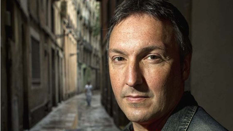 Carlos Zanón: “Todos estamos a dos malas decisiones de terminar en la calle”