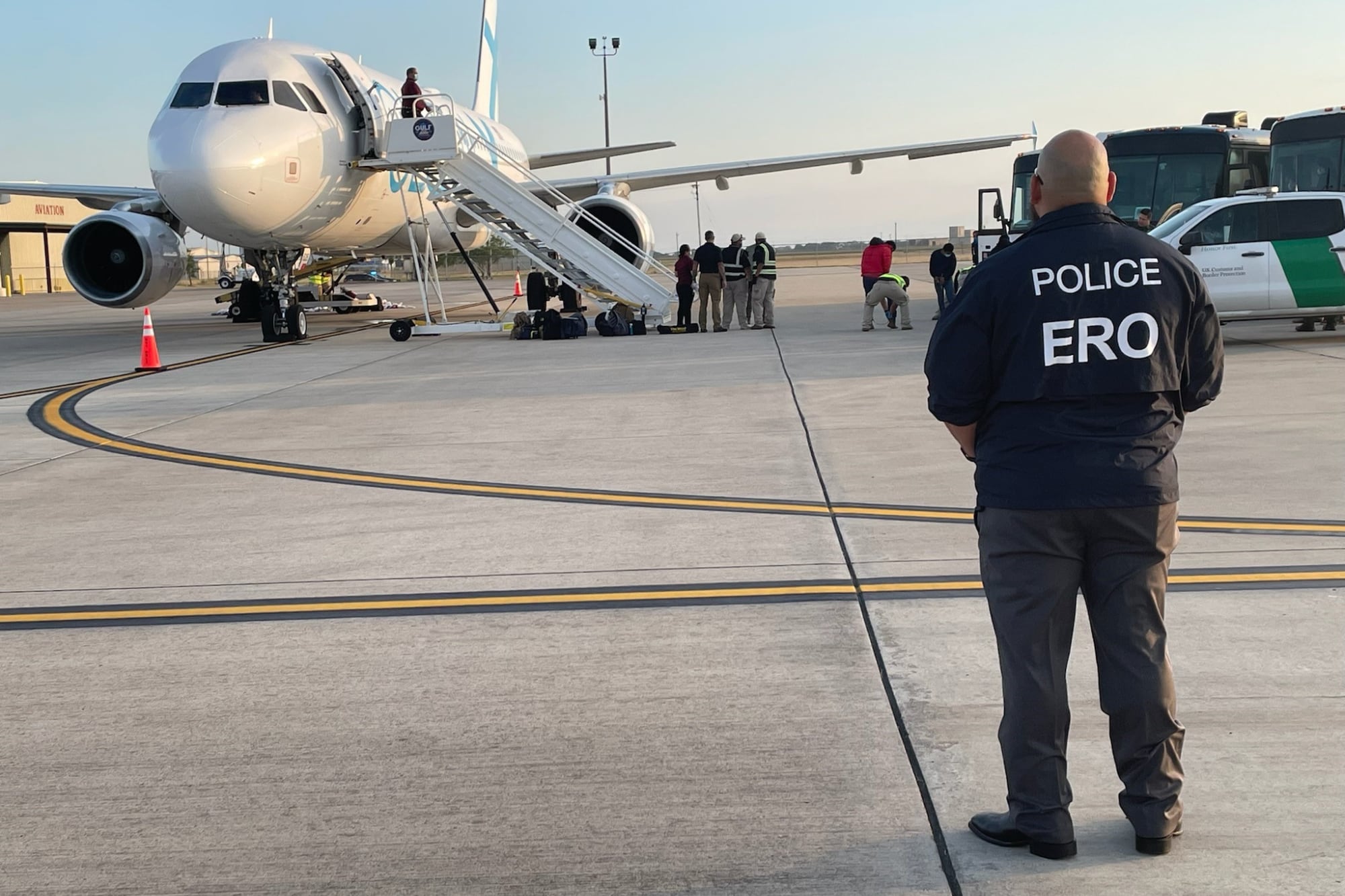 La aplicación de la Ley de Enemigos Extranjeros fue frenada en septiembre de 2025, cuando un tribunal federal de apelaciones en Nueva Orleans determinó que el presidente no podía usarla para deportaciones masivas