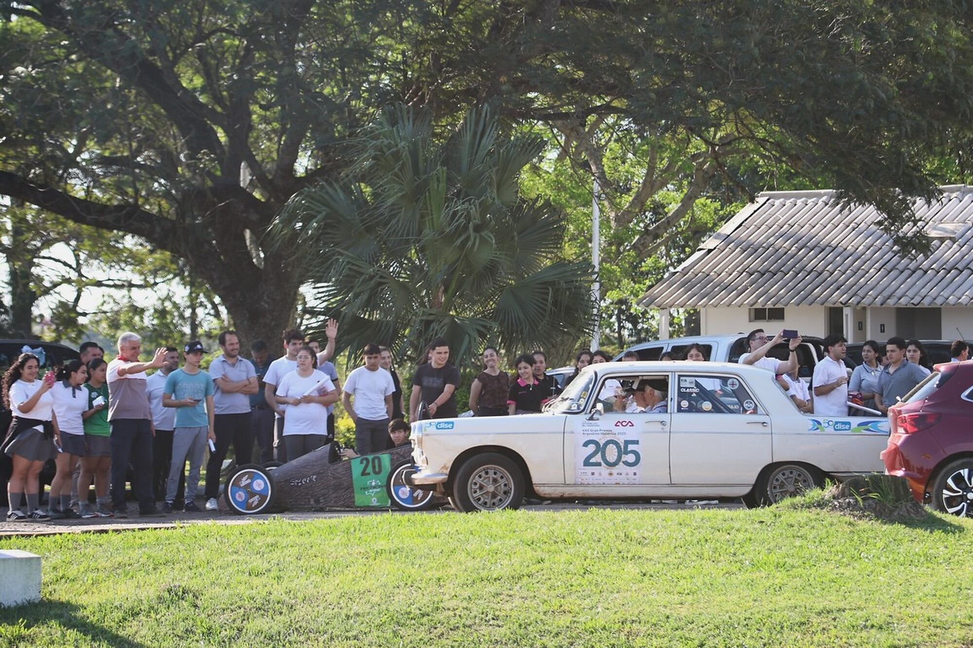 En Corrientes, una situación típica del gran premio: alumnos de un colegio se congregan para ver pasar y fotografiar a las reliquias móviles.