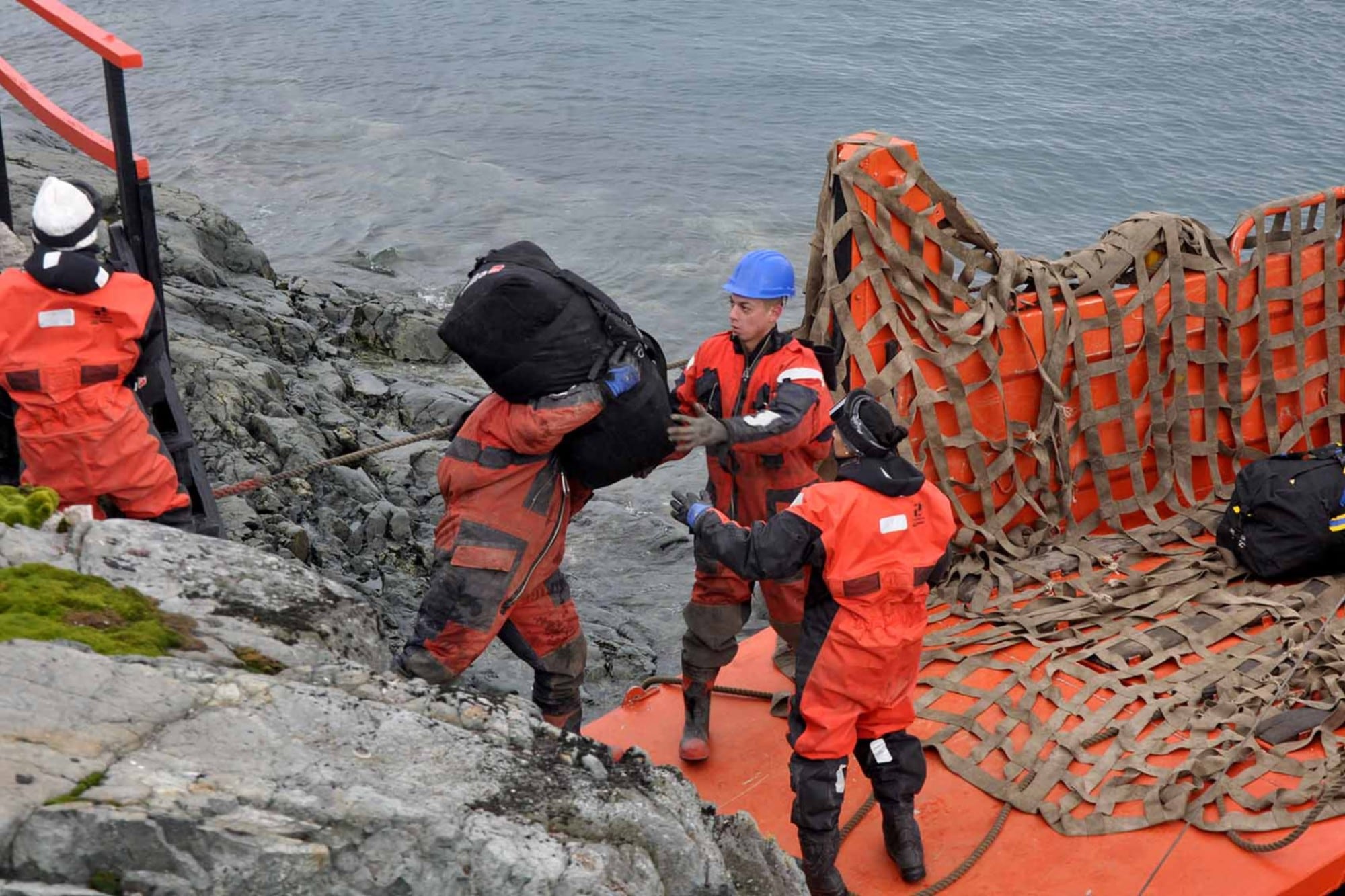 Los trabajos del ARA Almirante Irízar