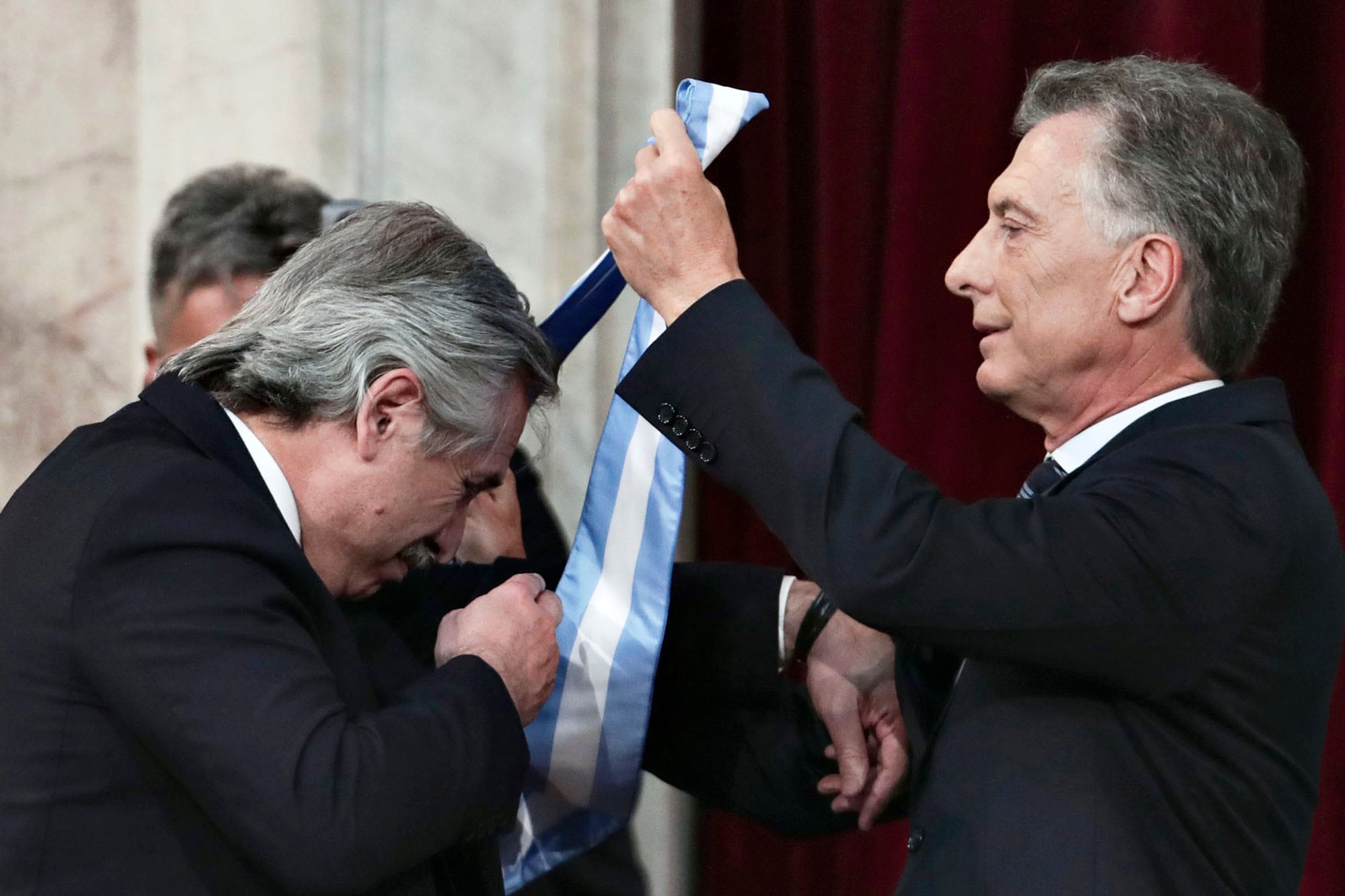 Mauricio Macri coloca la banda el presidente Alberto Fernández