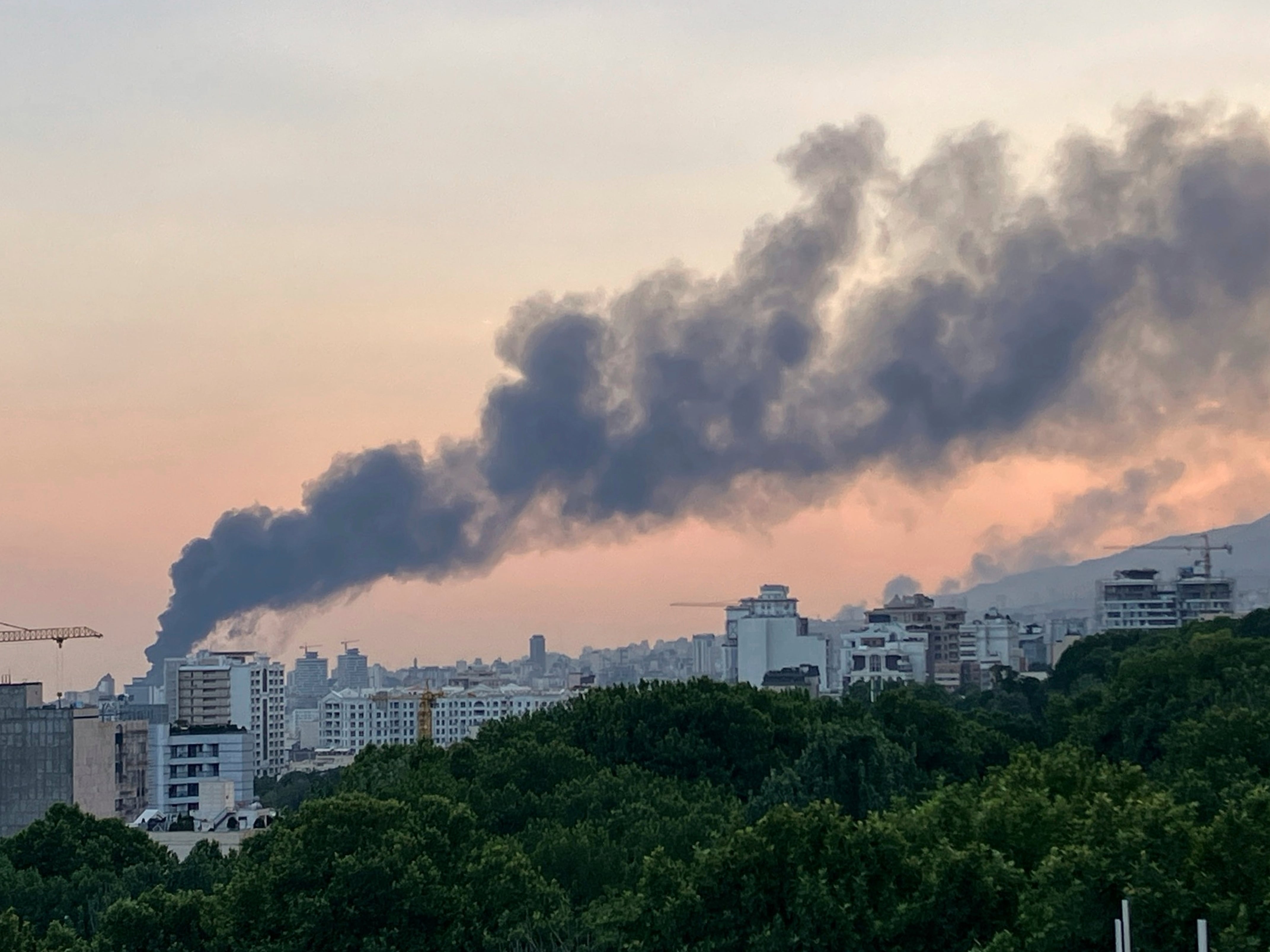 El humo se eleva desde el edificio de la televisora estatal iraní tras un ataque israelí en Teherán, Irán, el lunes 16 de junio de 2025. (AP Foto)