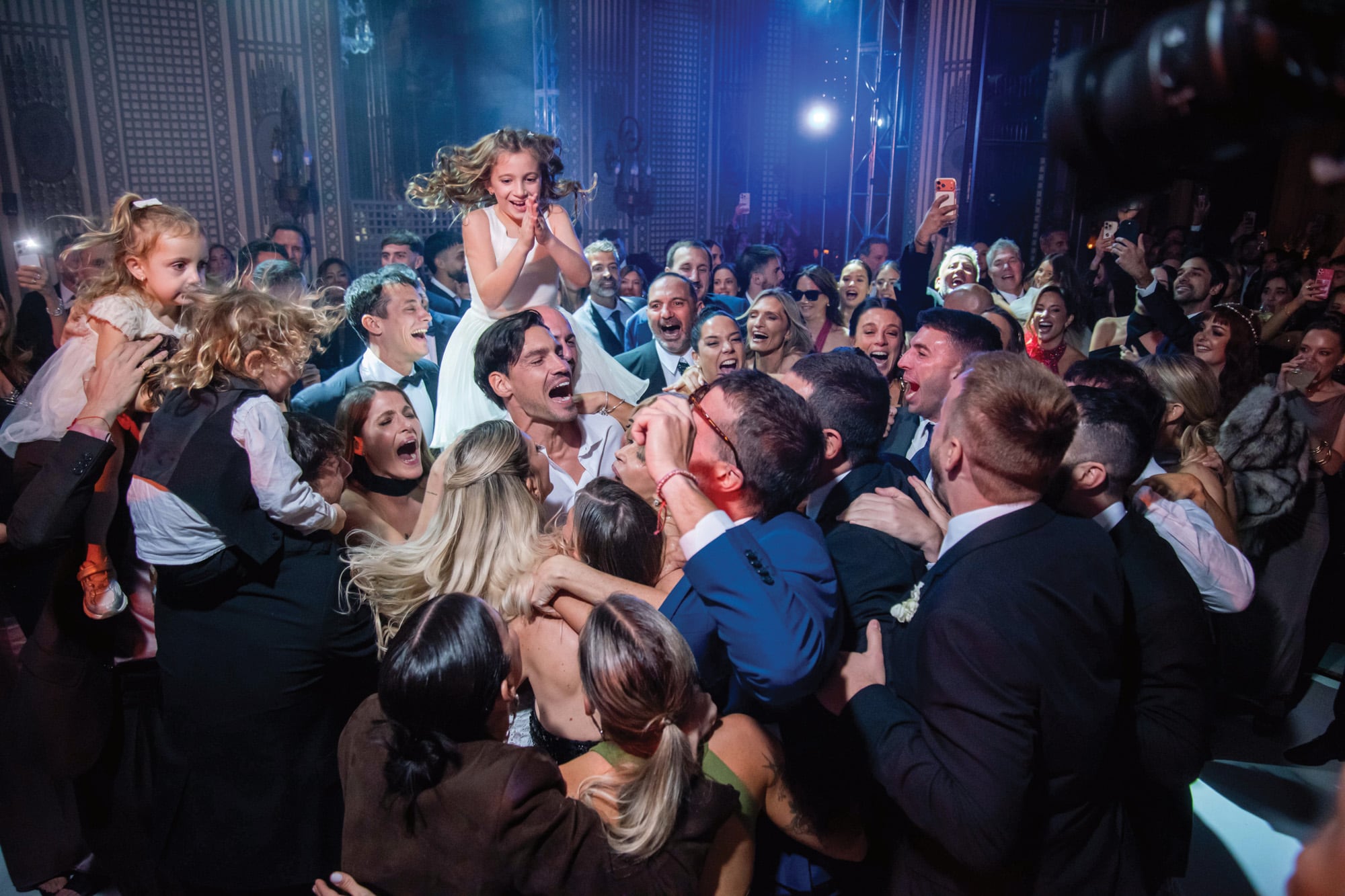 Los novios bailaron al ritmo de la banda Sin Ensayo
junto a sus más íntimos. Durante la comida se sirvió un menú del
chef Gabriel Choperena que se presentó en seis islas con opciones
de fondue de queso, pescados, fiambres, carnes asadas y platos
vegetarianos y veganos y cazuelas de lentejas y osobuco. De postre,
cheesecake de maracuyá con arándanos