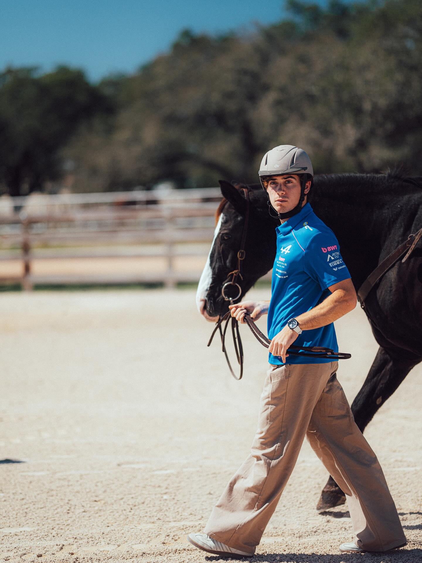 En la previa del Gran Premio de Estados Unidos, Franco Colapinto vivisó un rancho de Austin y anduvo a caballo (Foto: Instagram @alpinef1team)