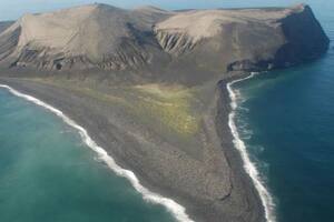 La isla más joven del mundo que desaparecerá en 2100 y no puede ser visitada