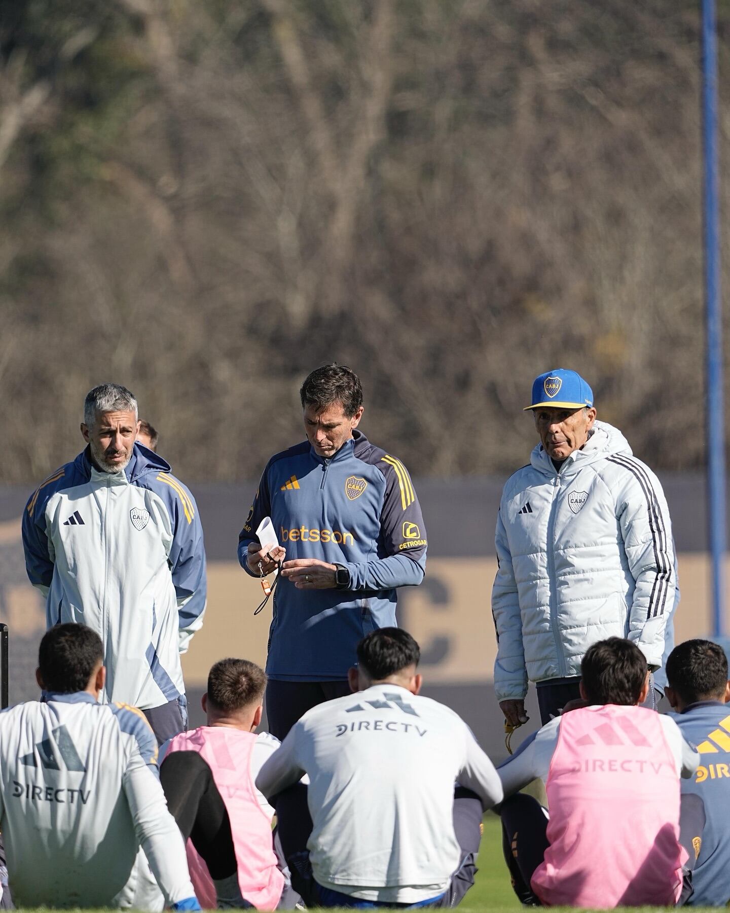 Russo junto a Claudio Úbeda y Cristian Aquino. (Prensa Boca)