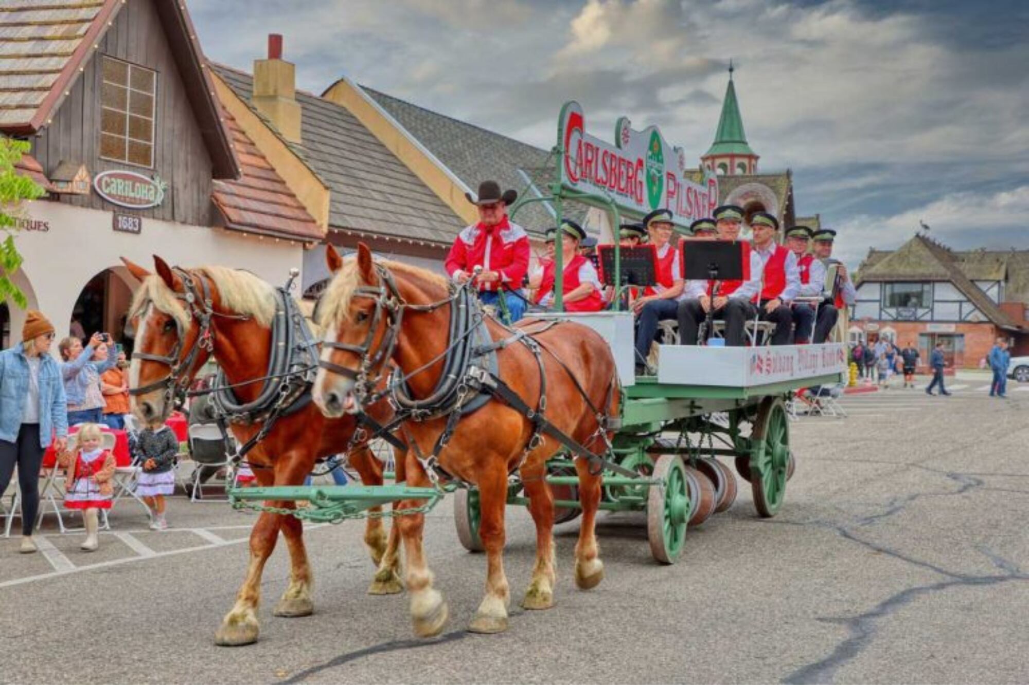 Ofrece gastronomía típica, festivales y degustaciones de vino