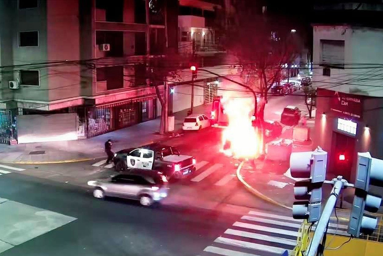 Prendió fuego un contenedor de basura, lo detuvieron al instante y ahora le dictaron la prisión preventiva