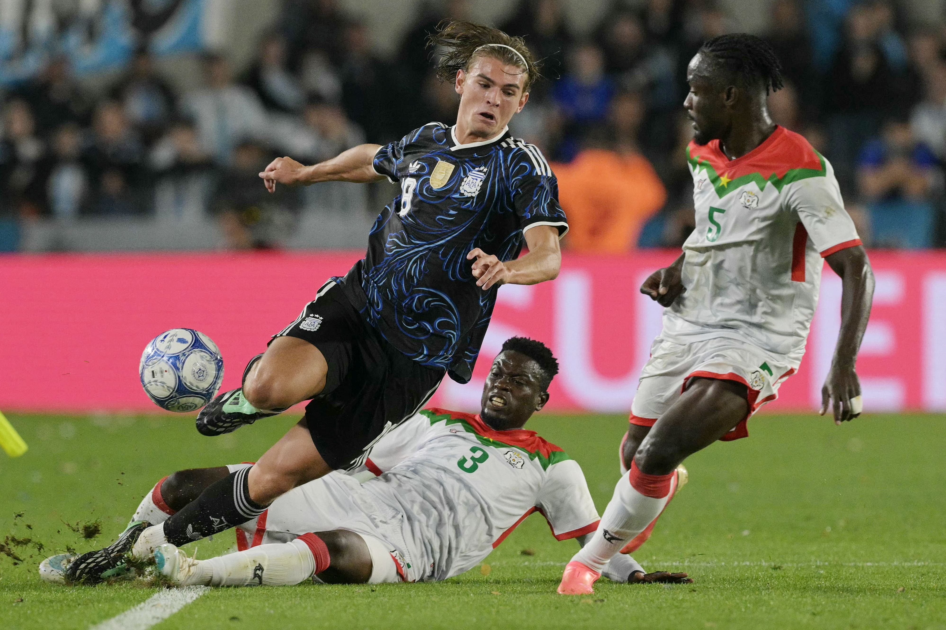 Nico Paz recibe la falta de Moumouni Diallo