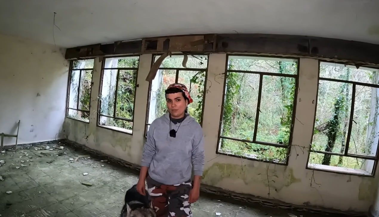 Lucía compró una casa centenaria por 6000 euros y la restaura para convertirla en su hogar (Captura: YouTube @hilux_aventura)