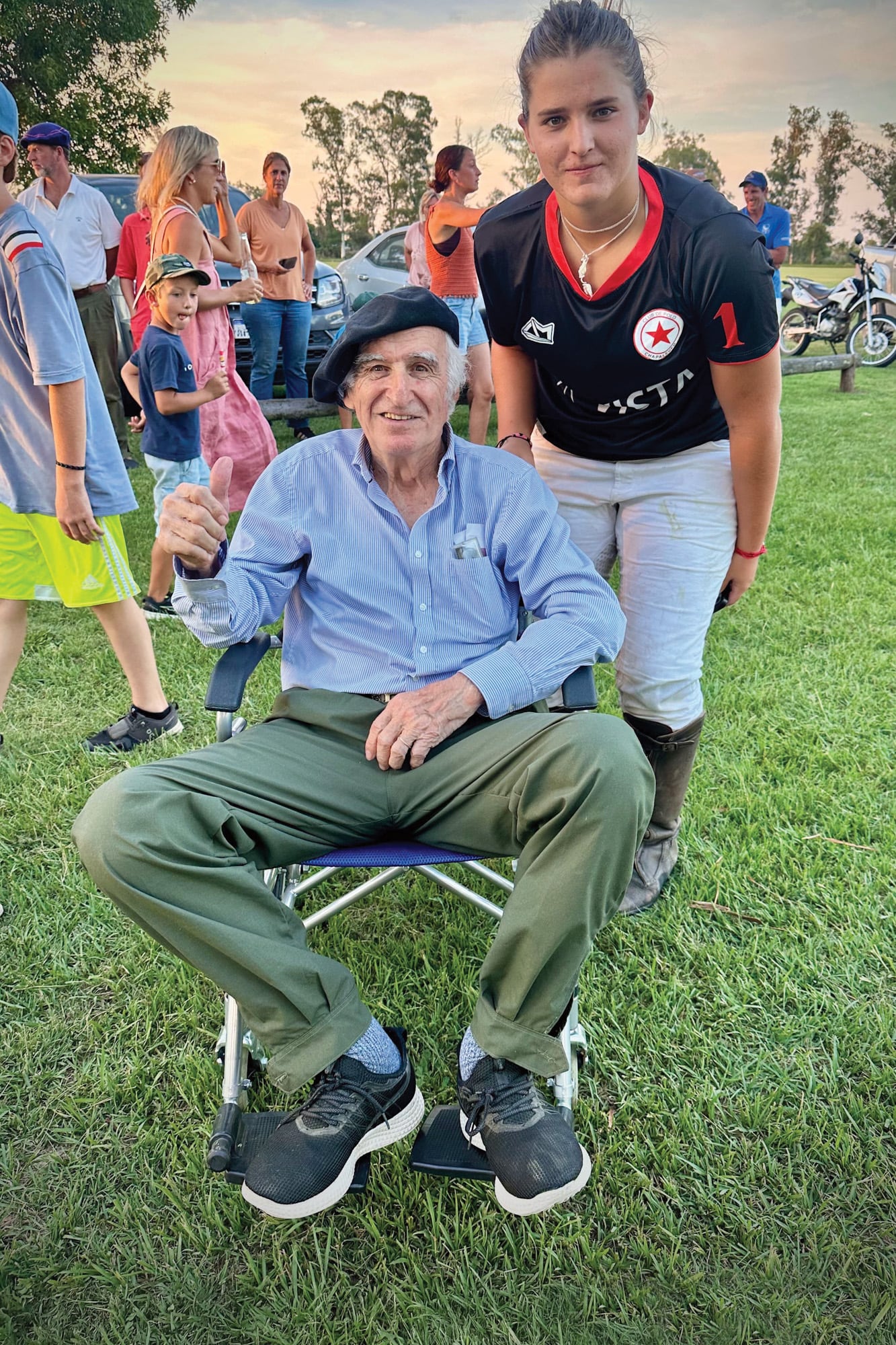 Una foto lindísima de Luján con su abuelo, una leyenda del polo, que jamás se pierde un partido de sus nietos. El ex integrante del mítico Coronel Suárez ganó 17 veces el Abierto de Palermo