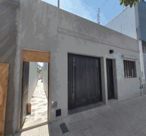 La unidad cuenta con hall de ingreso, baño, dos ambientes y cocina