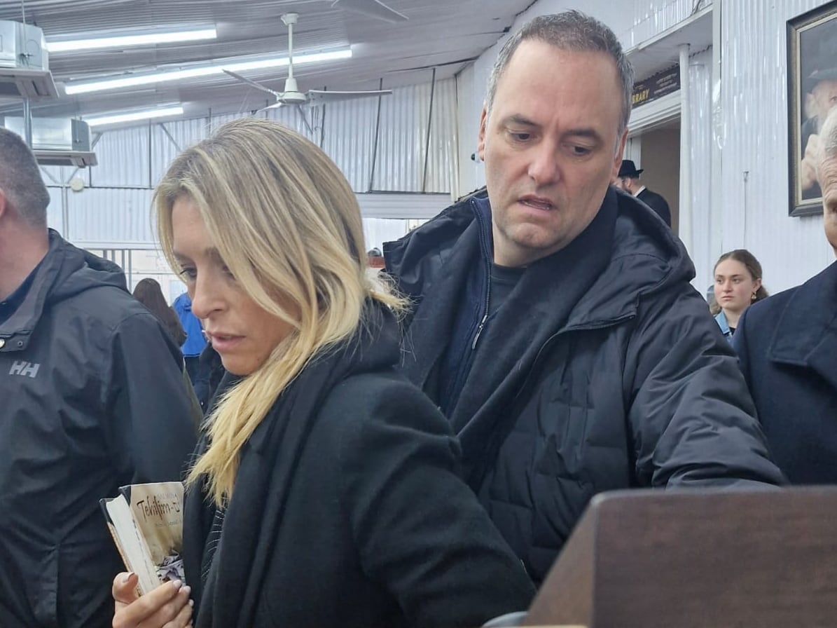 El jefe de Gabinete, Manuel Adorni, y su esposa, Bettina Angeletti, durante la visita a la tumba del rebe de Lubavitch, en Nueva York
