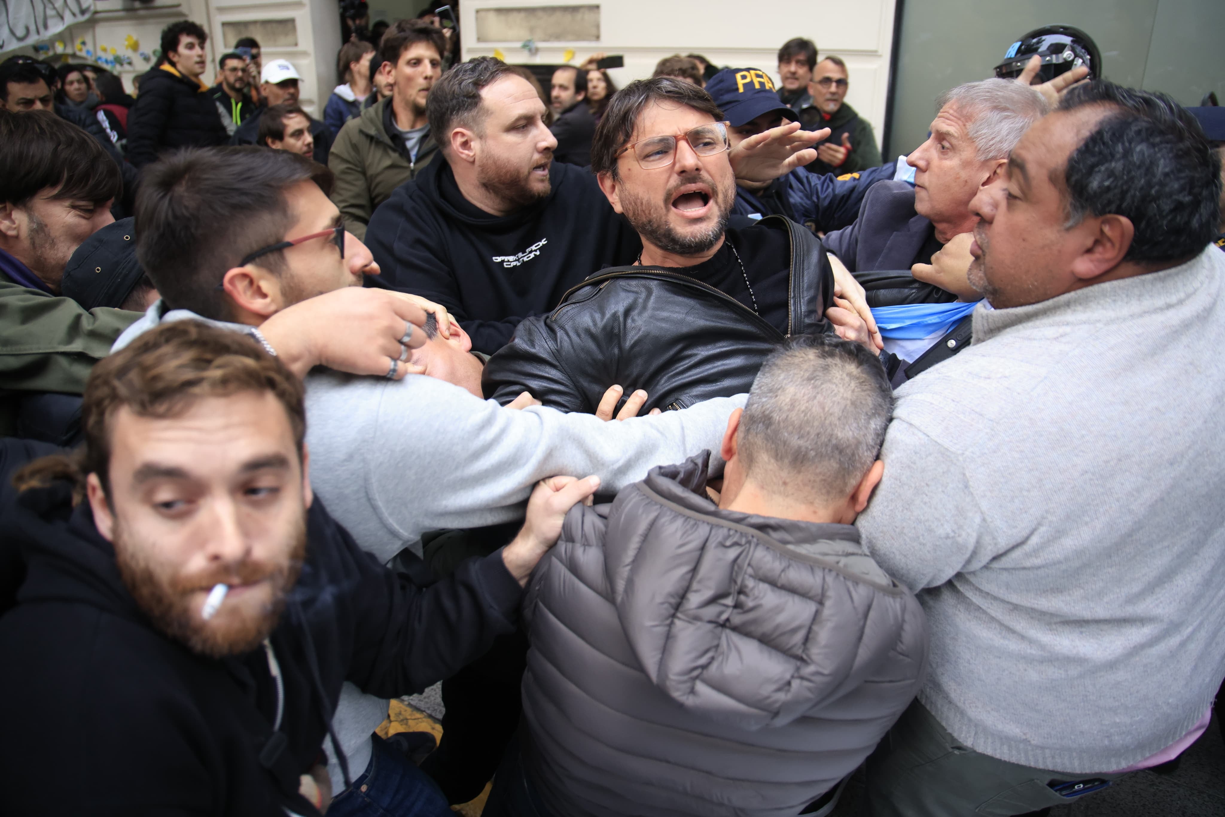 Procesaron y embargaron a Juan Grabois por la toma del Instituto Perón