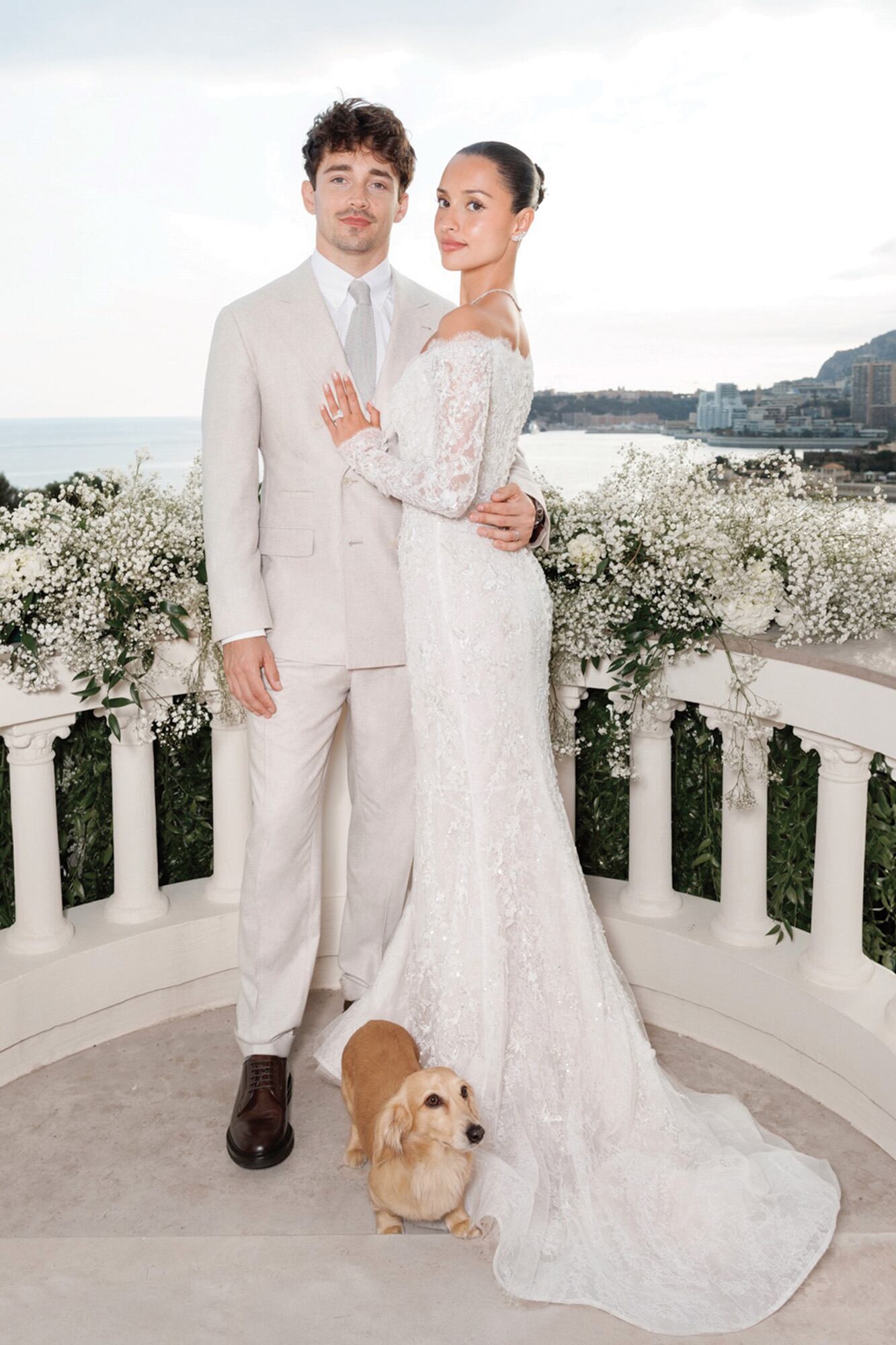 Leclerc y Alexandra eligieron Mónaco, el lugar de nacimiento del piloto, para su civil. Ella lució un vestido de Paul Vasileff para la casa australiana Paolo Sebastian, en encaje bordado con lentejuelas