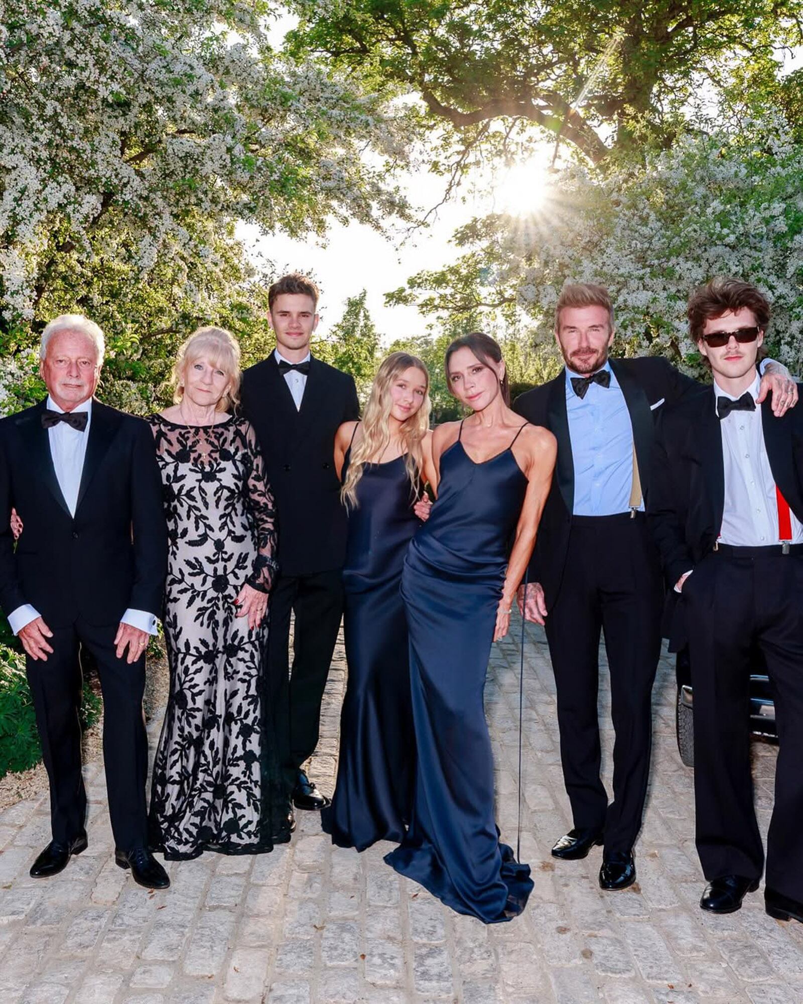 David Beckham posó en su cumpleaños número 50 con sus padres, con su mujer y con tres de sus cuatro hijos: Brooklyn no estuvo presente