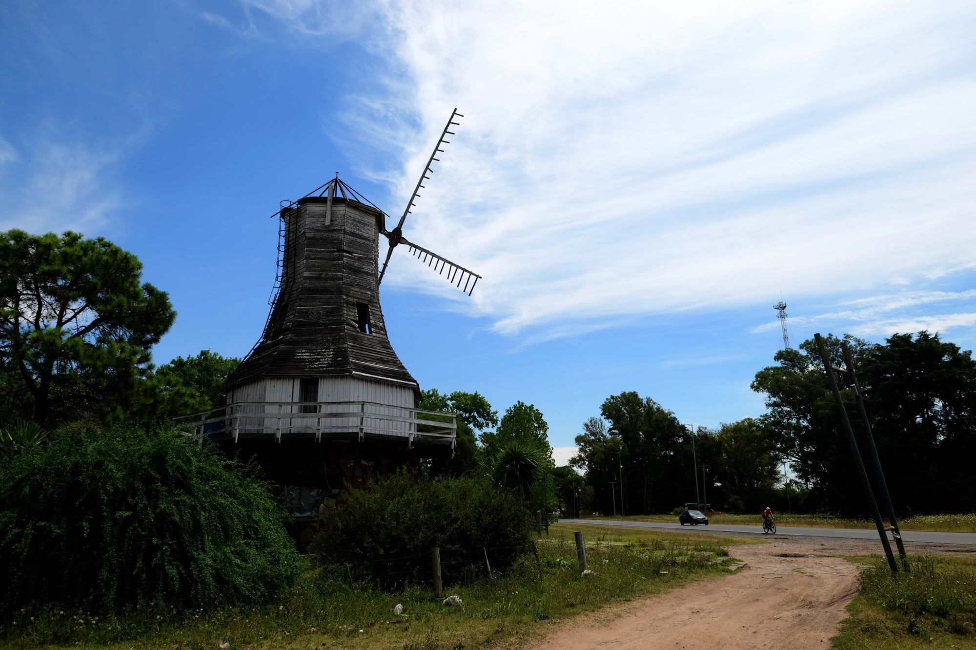 El molino holandés es uno de los elementos más antiguos de este parque, ya que fue construido muchos años antes de la expropiación del predio