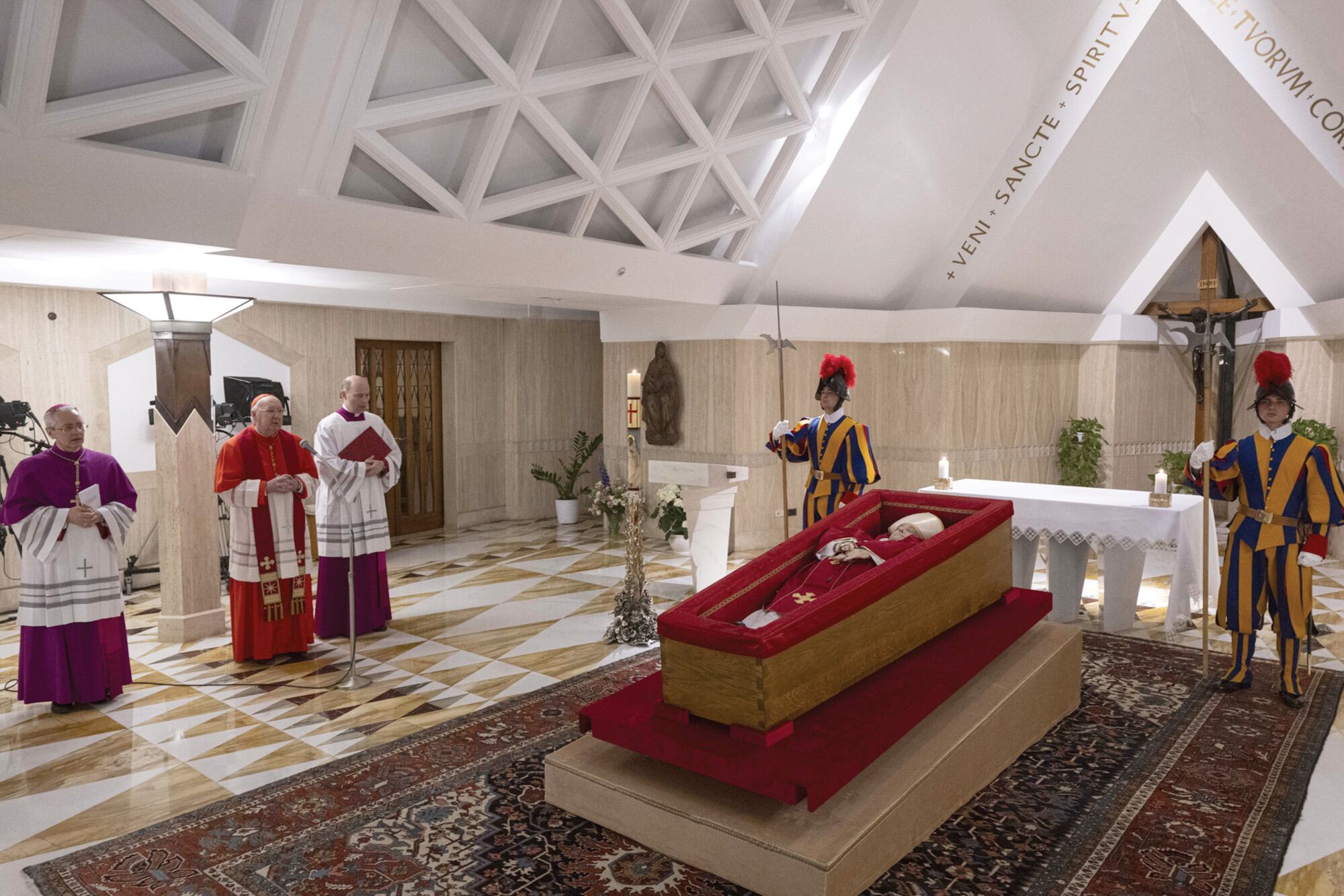 Parolin reza frente al ataúd de Francisco, horas después de su muerte, en Santa Marta