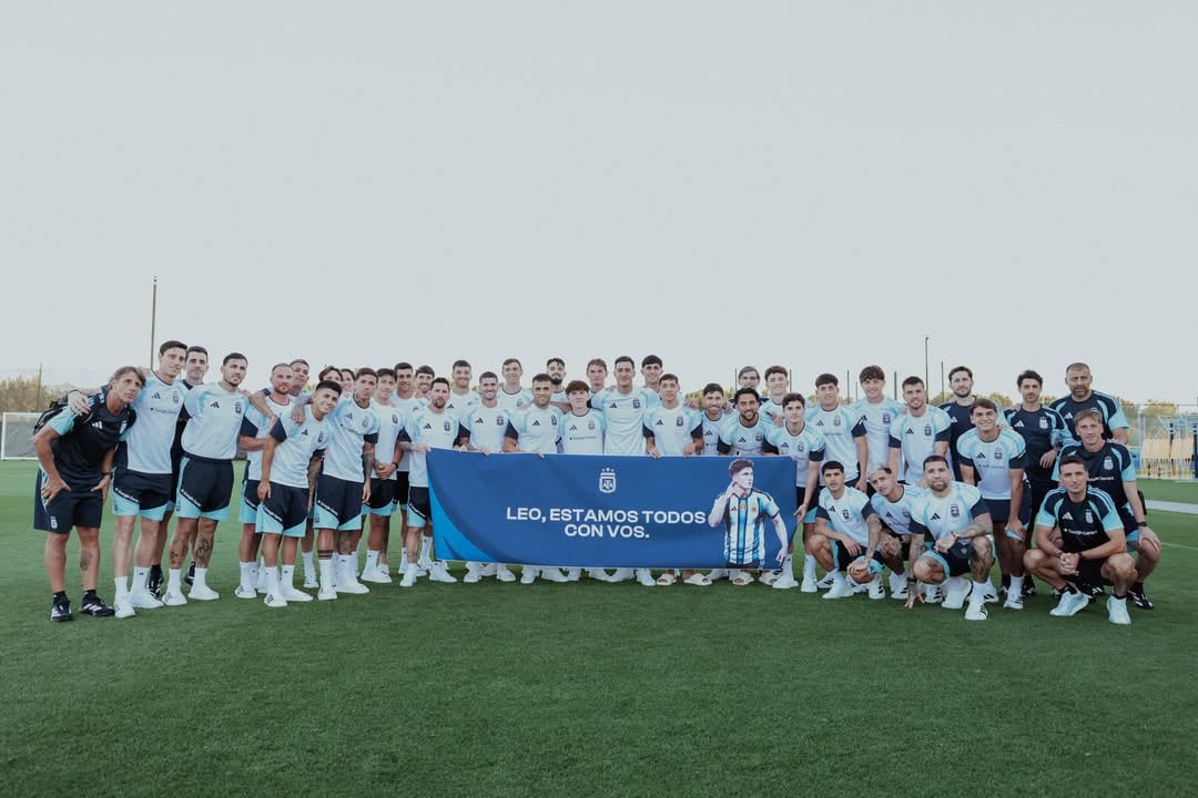 En la previa del debut, la selección argentina posó con una pancarta dedicada a Leo Balerdi (Foto: Instagram @afaseleccion)