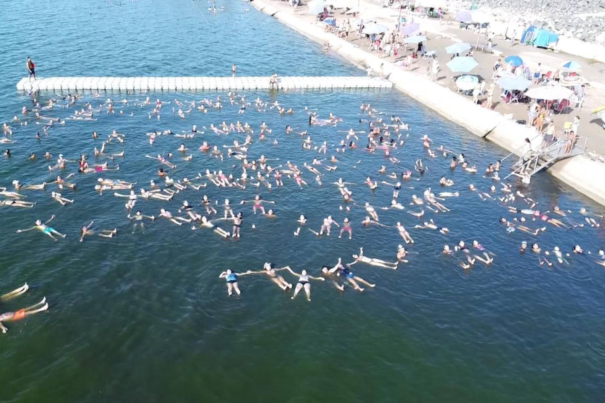 Video: por qué cientos de personas se reunieron para flotar en la laguna de Mar Chiquita