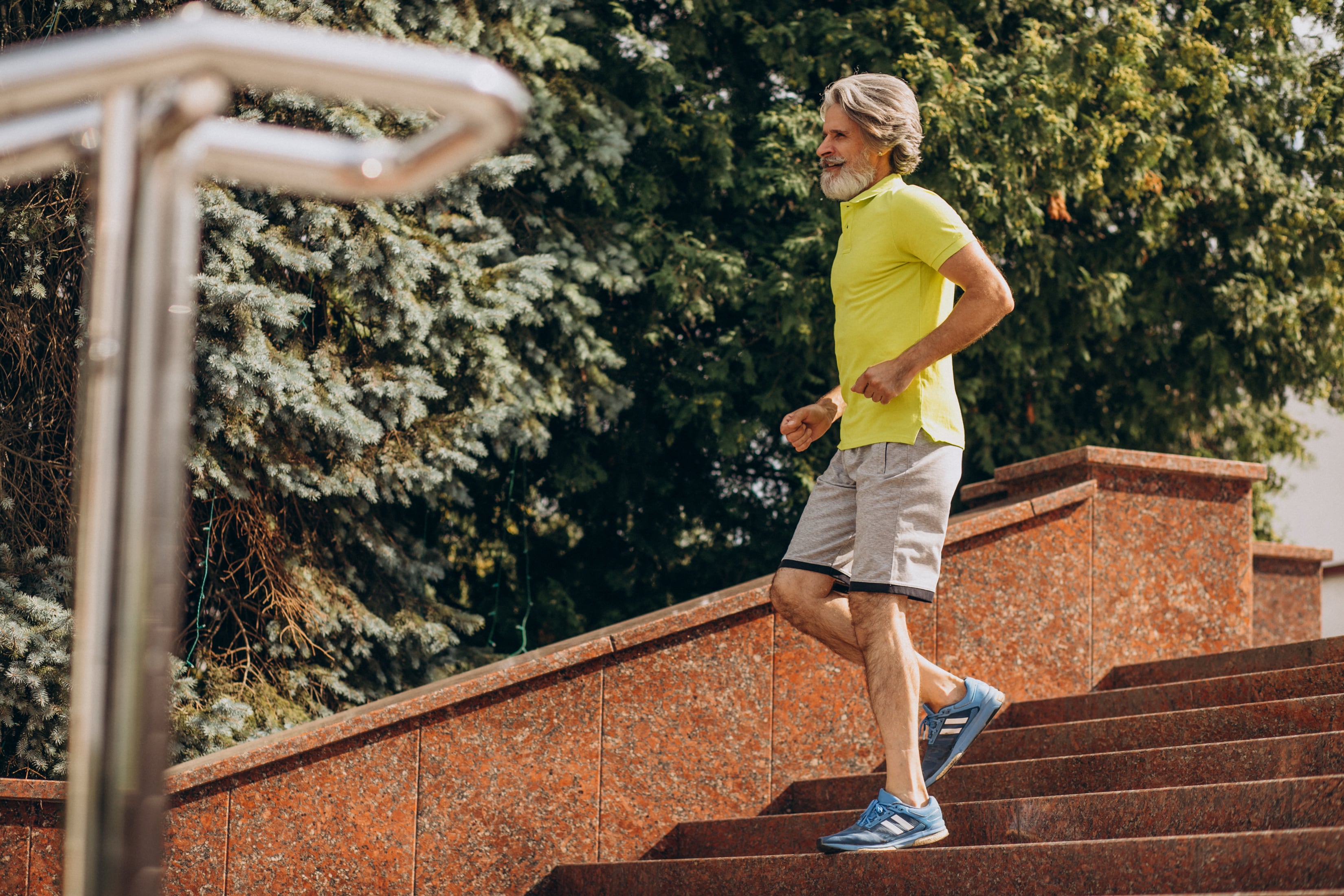 Subir y bajar escaleras es un ejercicio funcional que fortalece las piernas y favorece el equilibrio (Foto: Freepik)
