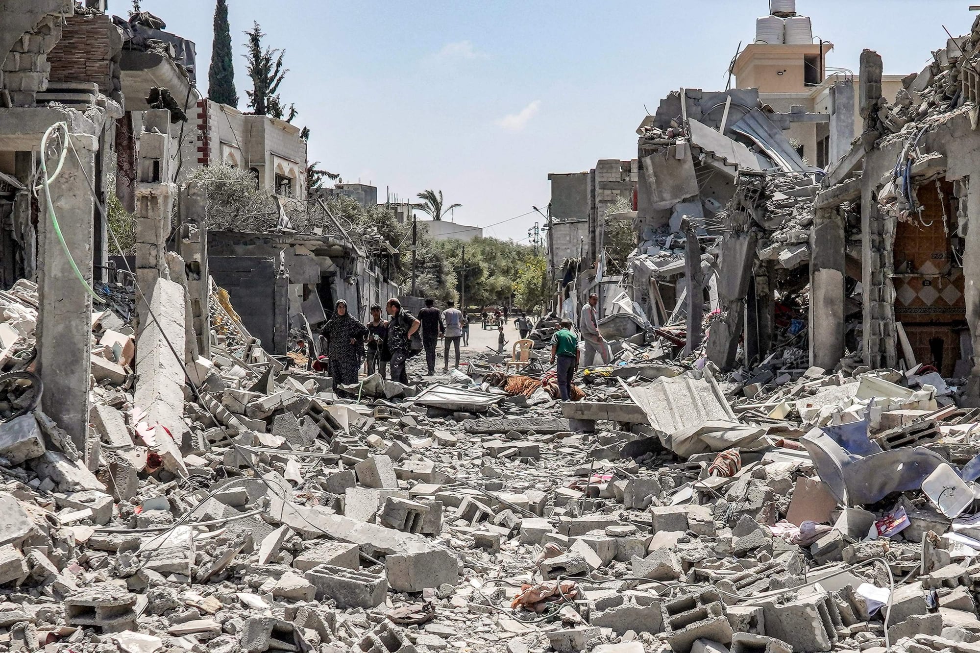Búsqueda entre los escombros de un edificio destruido en el campo de refugiados de Maghazi, en el centro de Gaza 