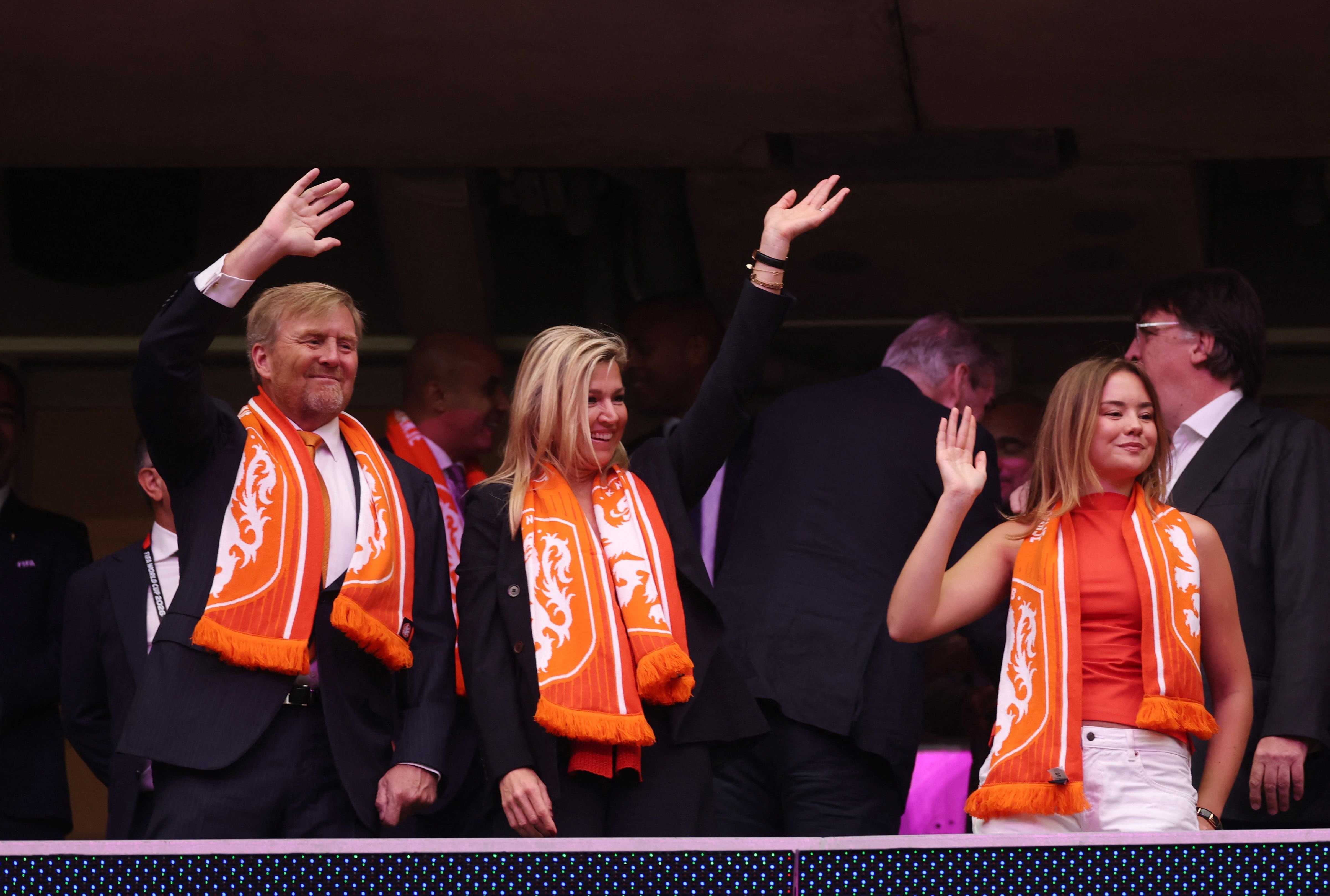 Los reyes y sus hijas llevaron bufandas de la selección neerlandesa para alentar al equipo