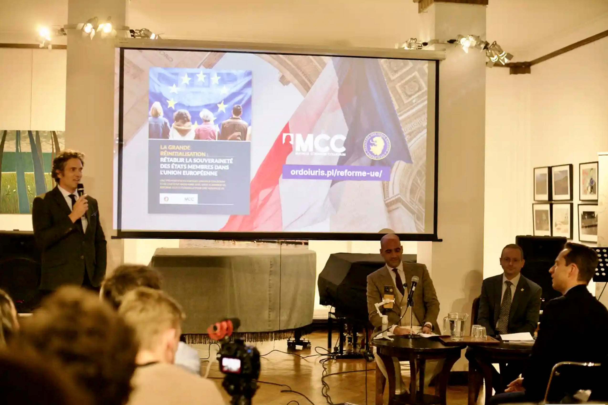 Muzio, durante una reunión política en la Casa Argentina de París