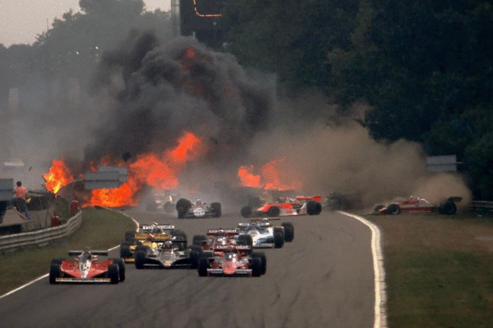 Otra imagen del accidente en Monza: la escena en el fondo es dantesca