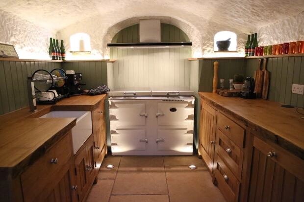 Para mantener la apariencia y durabilidad de los muebles de madera, se deben aplicar cuidados de forma constante. Foto: Archivo.