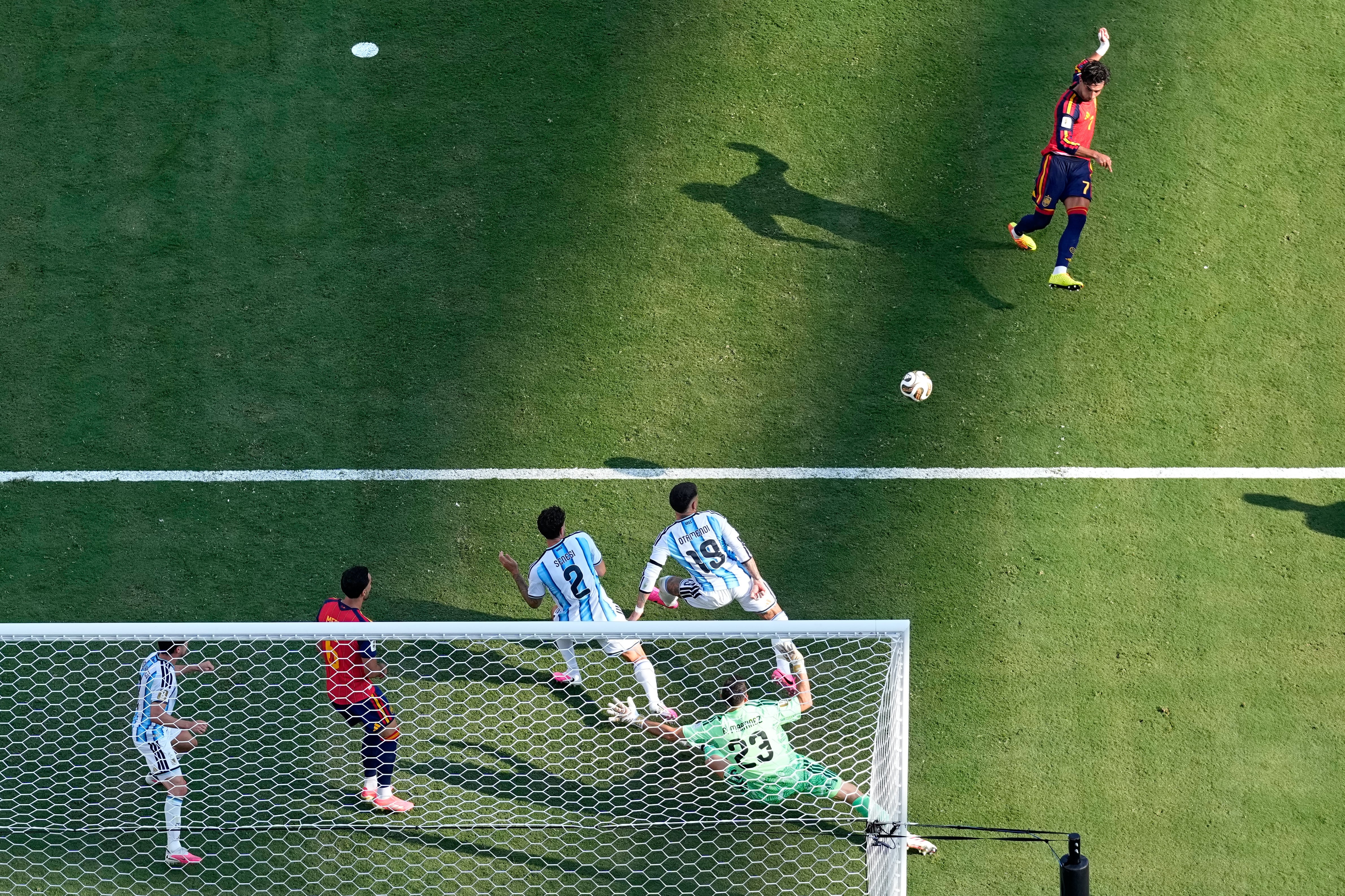 El dato llamativo que une las finales que la Argentina perdió en los mundiales de 2014 y 2026 6 Ferran Torres, de la selección de España, anota en la final de la Copa del Mundo ante Argentina, el domingo 19 de julio de 2026 en East Rutherford, Nueva Jersey (AP Foto/Matt Slocum)